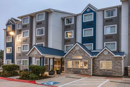 Microtel Inn & Suites by Wyndham Austin Airport - Best Pool Hotels in Austin, TX