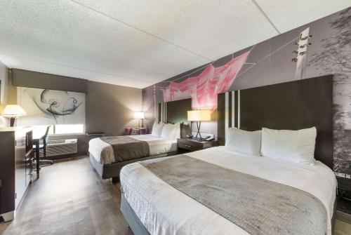 Clarion Pointe Greensboro Airport - Best Pool Hotels in Greensboro, NC