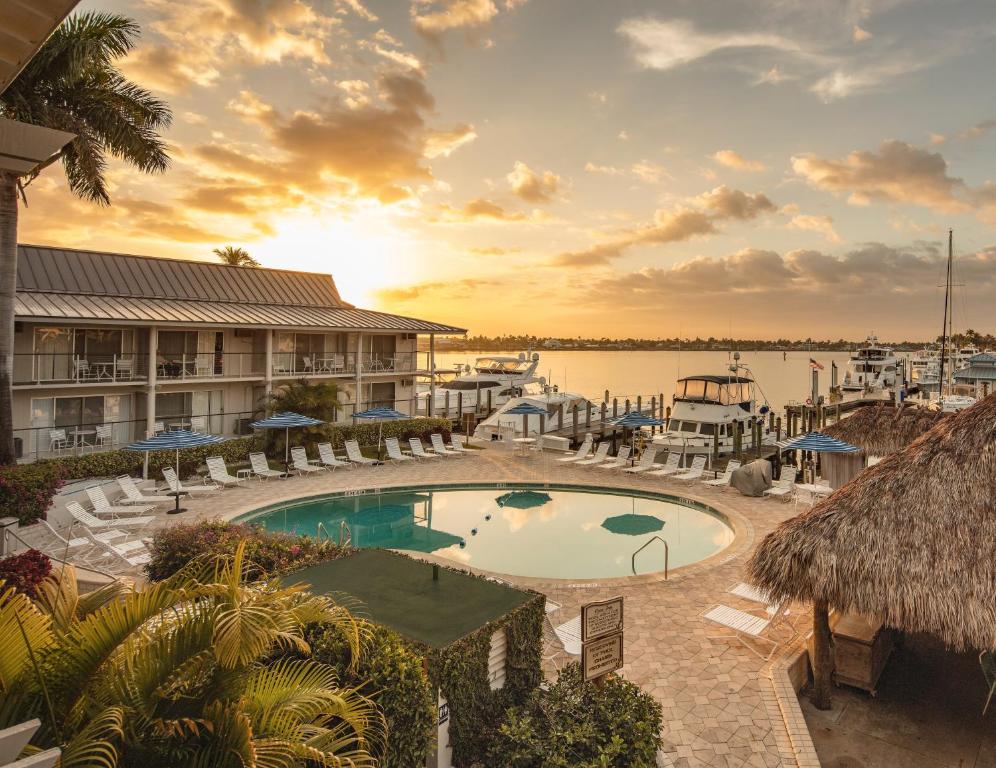 Cove Inn on Naples Bay - Best Parking Hotels in Naples, FL