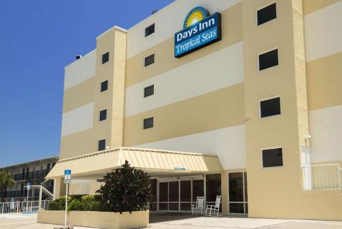 Days Inn by Wyndham Daytona Oceanfront - Best Pool Hotels in Daytona Beach, FL