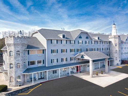 The Stone Castle Hotel & Conference Center - Best Hotels with Free Breakfast in Branson, MO