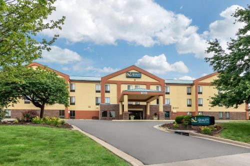 hotels with suites in Lenexa
