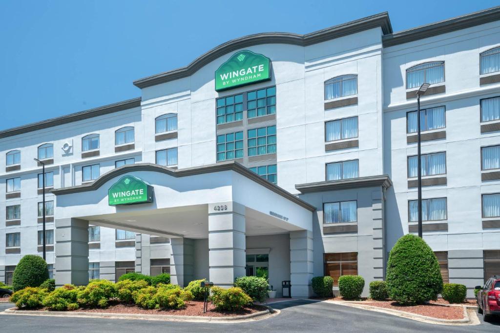 Wingate by Wyndham Charlotte Airport - Best Hotels with Airport Shuttle Service in Charlotte, NC