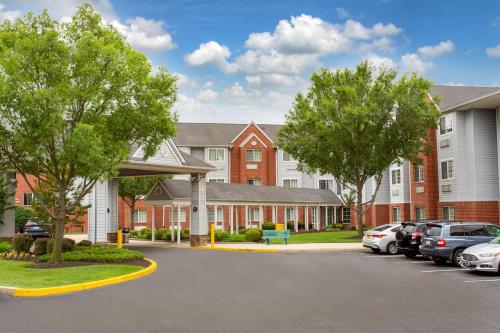 Microtel Inn & Suites by Wyndham Philadelphia Airport - Best Hotels with Airport Shuttle Service in Philadelphia, PA