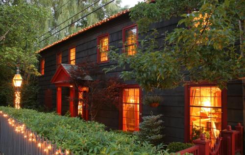 1795 Acorn Inn Bed and Breakfast - Best Hotels in Canandaigua