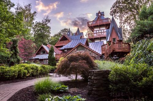 Landoll's Mohican Castle - Best Parking Hotels in Ohio
