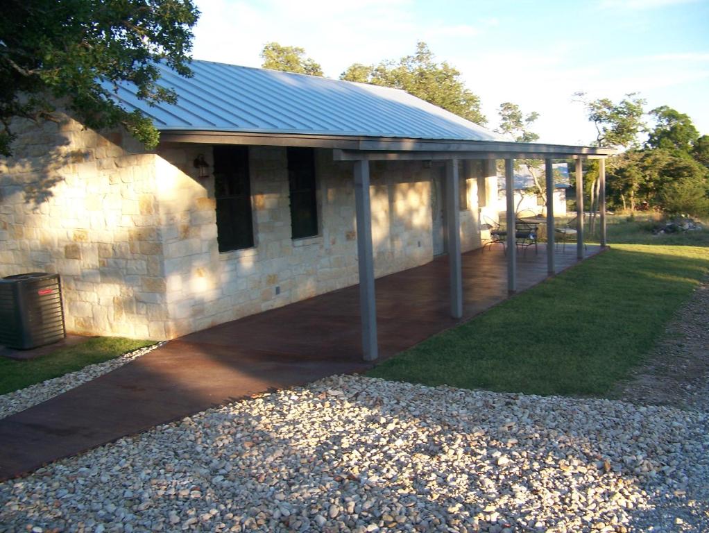 Breezy Hills Cottages - Hill Top Cottage - Best Hotels with Free Breakfast in Fredericksburg, TX