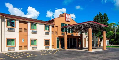 Seasons Inn Traverse City - Best Pet-Friendly Hotels in Traverse City, MI