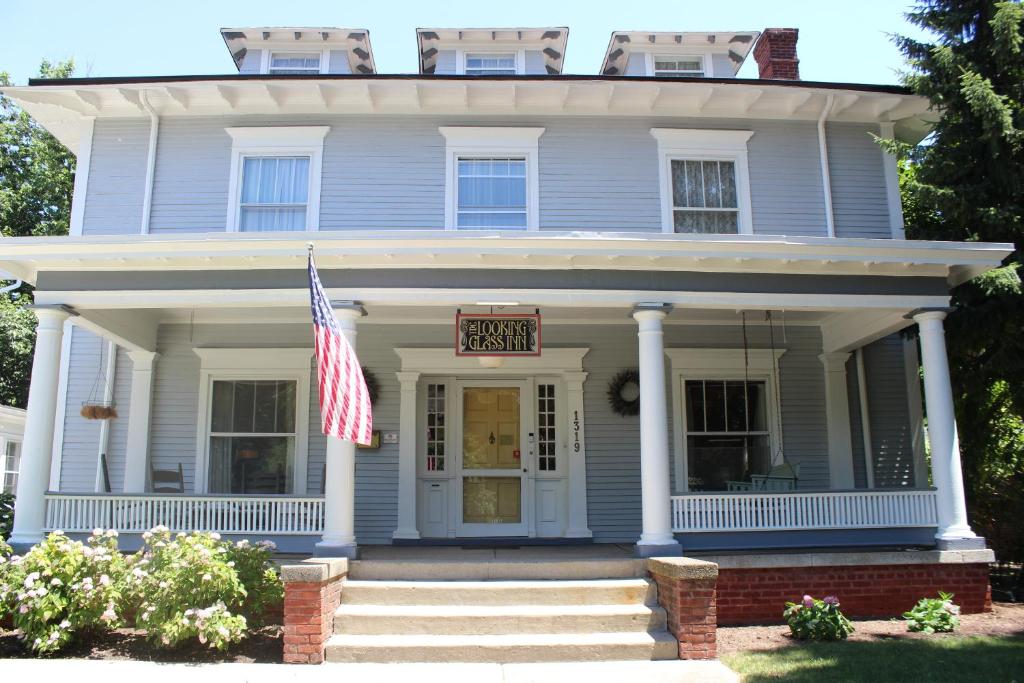 Looking Glass Inn - Best Hotels in Indianapolis