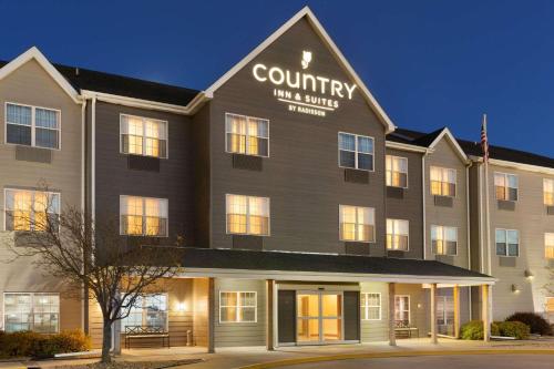 Country Inn & Suites by Radisson, Kearney, NE - Best Hotels with Free Breakfast in Nebraska