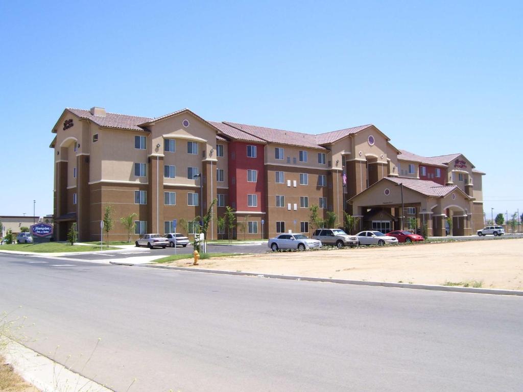 Hampton Inn and Suites Bakersfield North-Airport - Best Hotels with Airport Shuttle Service in Bakersfield, CA