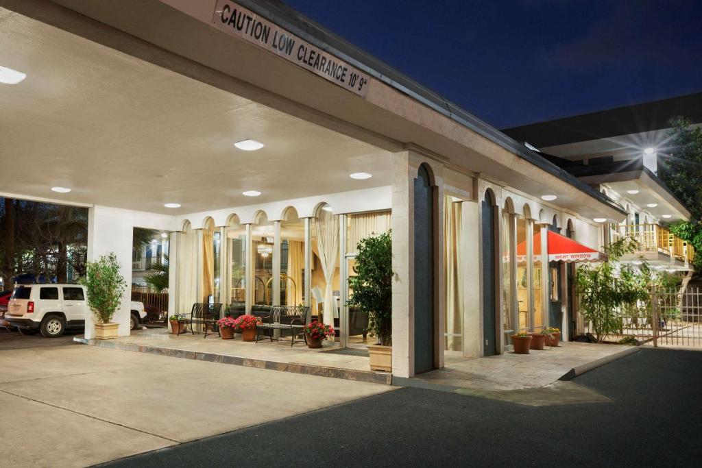 Travelodge by Wyndham Bakersfield - Best Business Hotels in Bakersfield, CA