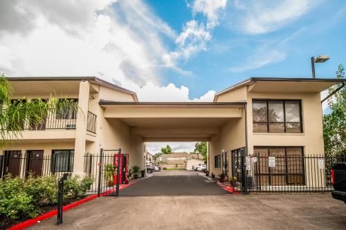 hotels with suites in Tomball