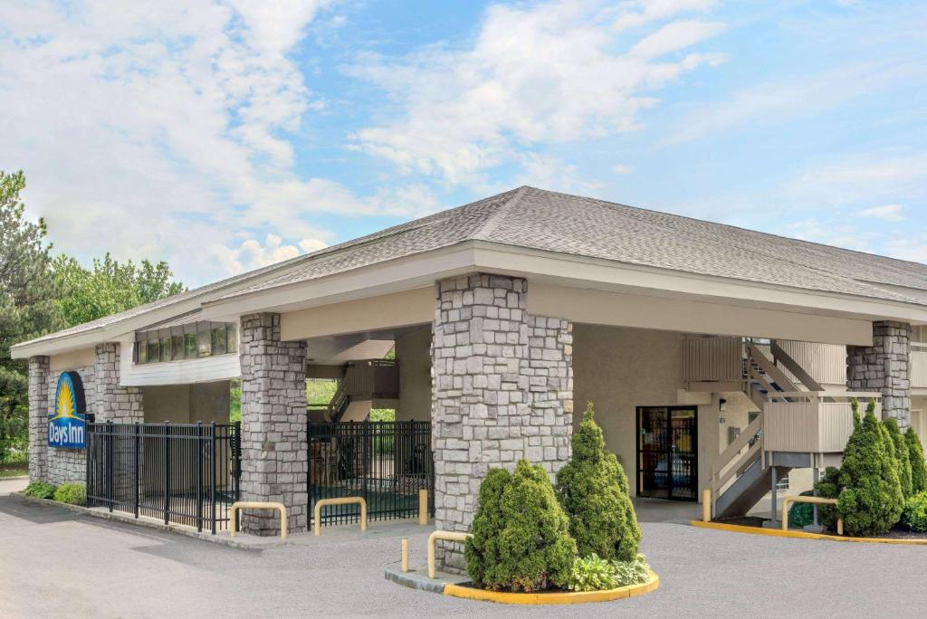 Days Inn by Wyndham Columbus Fairgrounds - Best Pool Hotels in Columbus, OH