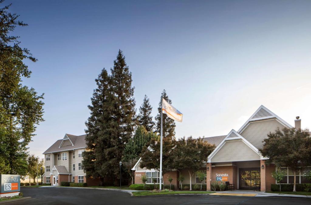 Sonesta ES Suites Fresno - Best Hotels with Free Breakfast in Fresno, CA