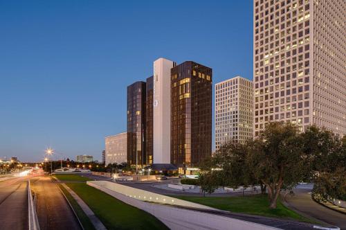 DoubleTree by Hilton Hotel Houston Greenway Plaza - Best Hotels near University of Texas Health Science Center--Houston, TX