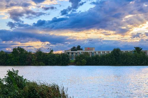 Washington Dulles Airport Marriott - Best Hotels with Airport Shuttle Service in Virginia
