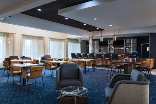 Courtyard by Marriott San Antonio Airport - Best Hotels with Airport Shuttle Service in San Antonio, TX