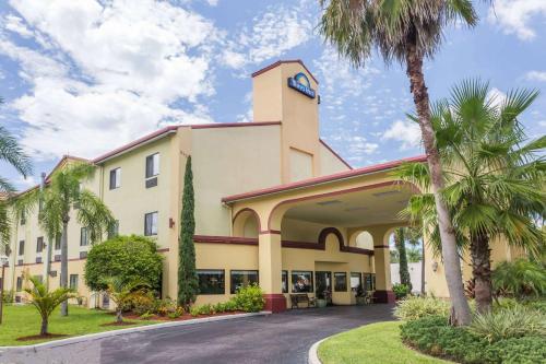 Days Inn by Wyndham Sarasota I-75 - Best Hotels with Free Breakfast in Sarasota, FL
