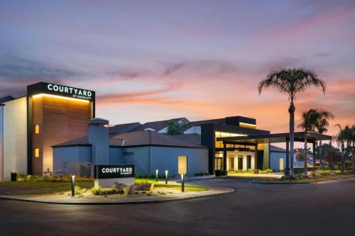 Courtyard by Marriott Fresno - Best Parking Hotels in Fresno, CA