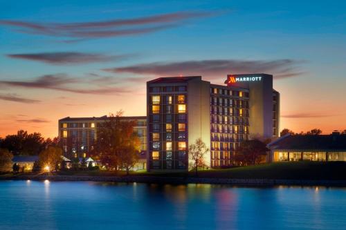 Kansas City Airport Marriott - Best Hotels with Airport Shuttle Service in Kansas City, MO