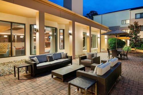 Courtyard by Marriott Savannah Midtown - Best Pool Hotels in Savannah, GA