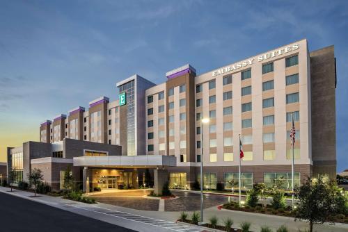 Embassy Suites By Hilton College Station - Best Hotels with Free Breakfast in College Station, TX