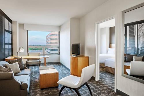 Renaissance Chicago O'Hare Suites Hotel - Best Hotels with Airport Shuttle Service in Illinois
