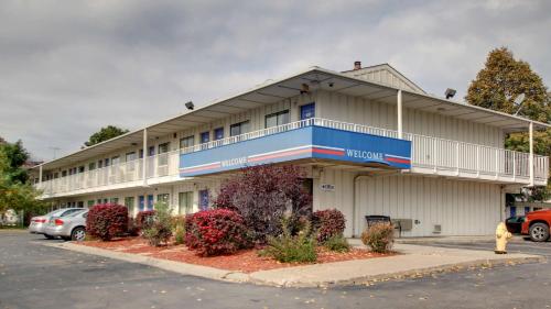 Motel 6-Des Moines, IA - North - Best Hotels with Free Breakfast in Des Moines, IA