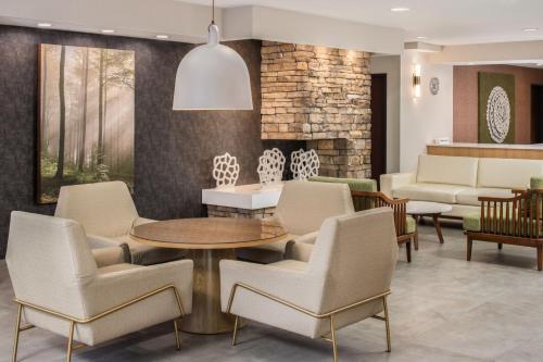 Fairfield Inn & Suites by Marriott Portland Airport - Best Hotels with Airport Shuttle Service in Portland, OR