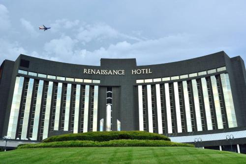Renaissance St. Louis Airport Hotel - Best Pool Hotels in St. Louis, MO