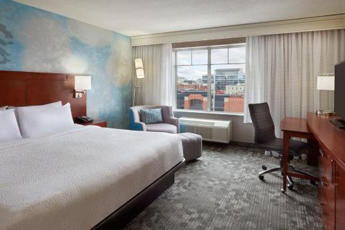 Courtyard by Marriott Ottawa Downtown - Best Pool Hotels in Ottawa