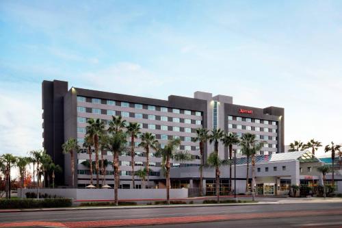 Bakersfield Marriott at the Convention Center - Best Hotels with Airport Shuttle Service in Bakersfield, CA