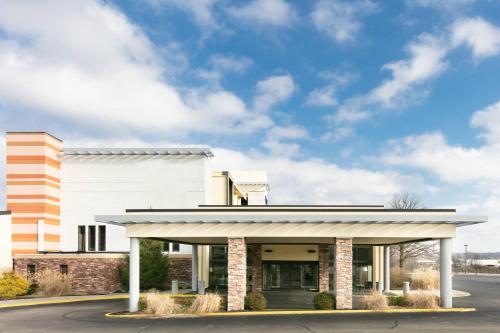Chester Inn & Suites - Best Parking Hotels in Cincinnati, OH
