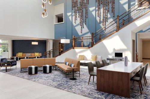 Delta Hotels by Marriott Woodbridge - Best Pool Hotels in New Jersey