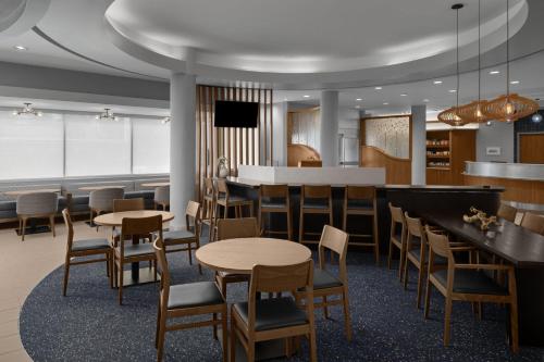SpringHill Suites Houston Intercontinental Airport - Best Hotels with Airport Shuttle Service in Houston, TX