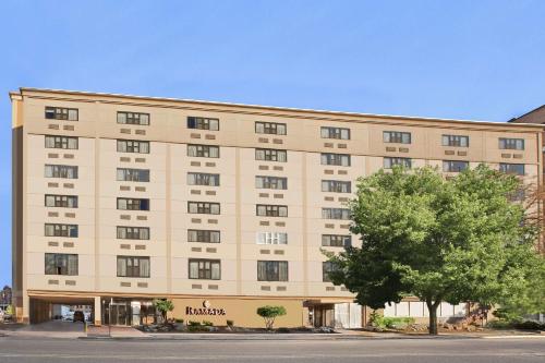 hotels with suites in Newark