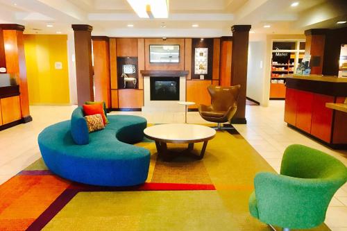 Fairfield Inn and Suites Sacramento Airport Natomas - Best Hotels with Airport Shuttle Service in Sacramento, CA