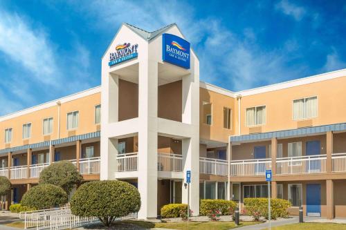 Baymont by Wyndham Savannah Midtown - Best Pool Hotels in Savannah, GA