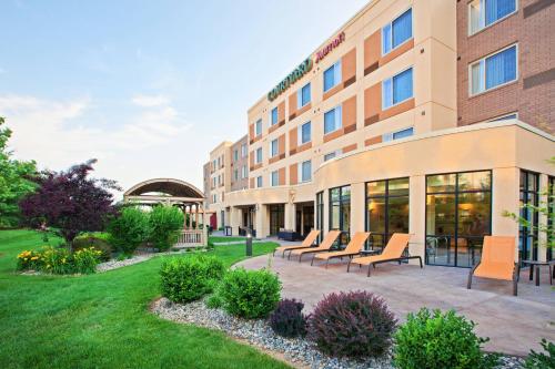 Courtyard Louisville Northeast - Best Parking Hotels in Louisville, KY
