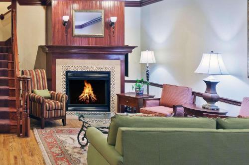 Country Inn & Suites by Radisson, Tulsa, OK - Best Hotels with Free Breakfast in Tulsa, OK