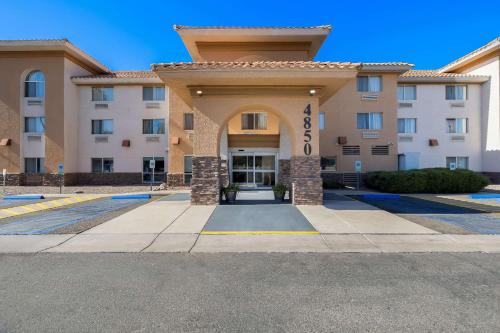 Comfort Inn & Suites near Kino Sports Complex - Best Pool Hotels in Tucson, AZ