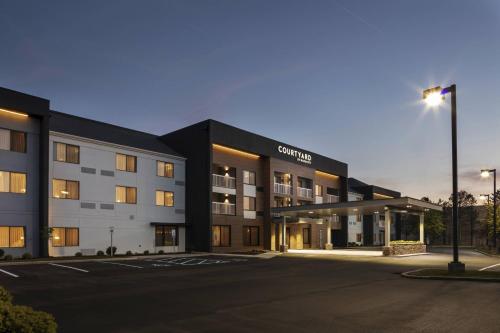 Courtyard Indianapolis Northwest - Best Parking Hotels in Indianapolis, IN