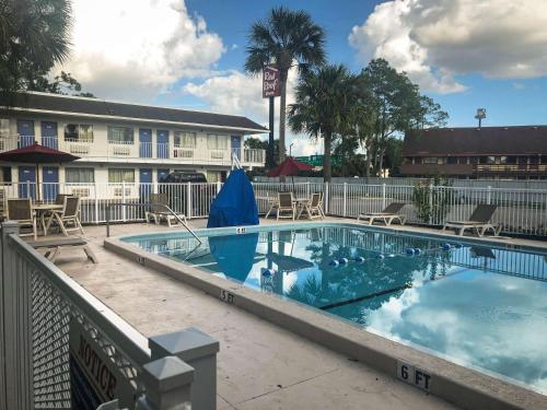 Motel 6-Jacksonville, FL - Orange Park - Best Pool Hotels in Jacksonville, FL