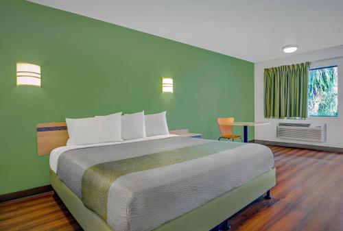 Motel 6-Tallahassee, FL - Downtown - Best Hotels with Free Breakfast in Tallahassee, FL