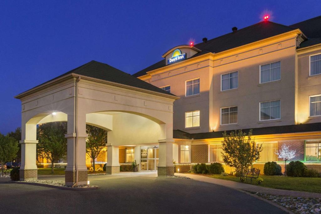 Days Inn by Wyndham Ottawa Airport - Best Hotels with Airport Shuttle Service in Ottawa