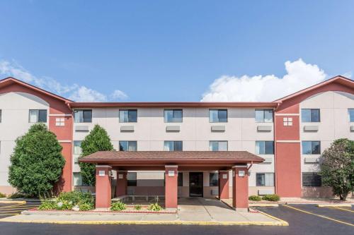 hotels with suites in Aurora