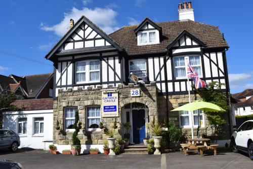 Gatwick Castle B&B - Best Hotels with Airport Shuttle Service in England