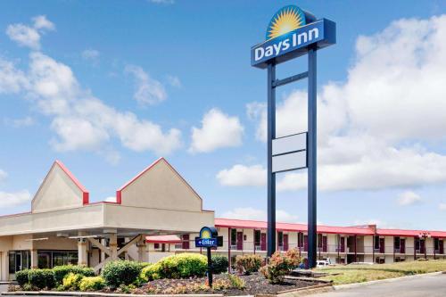Days Inn by Wyndham Knoxville West - Best Pool Hotels in Knoxville, TN