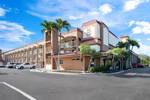 hotels with suites in Naples